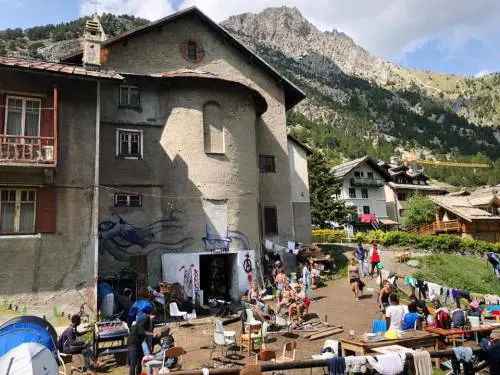 Parroco denuncia i migranti per occupazione della chiesa