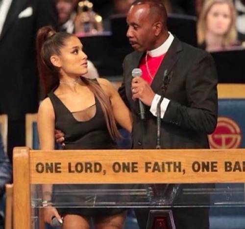 Pastore tocca il seno di Ariana Grande: "Scusate"