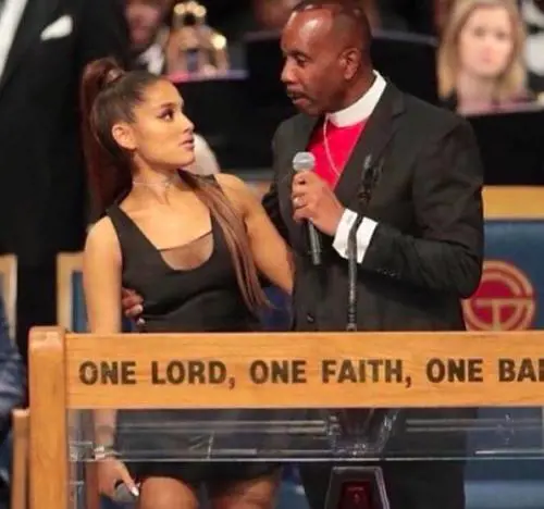 Pastore tocca il seno di Ariana Grande: "Scusate"