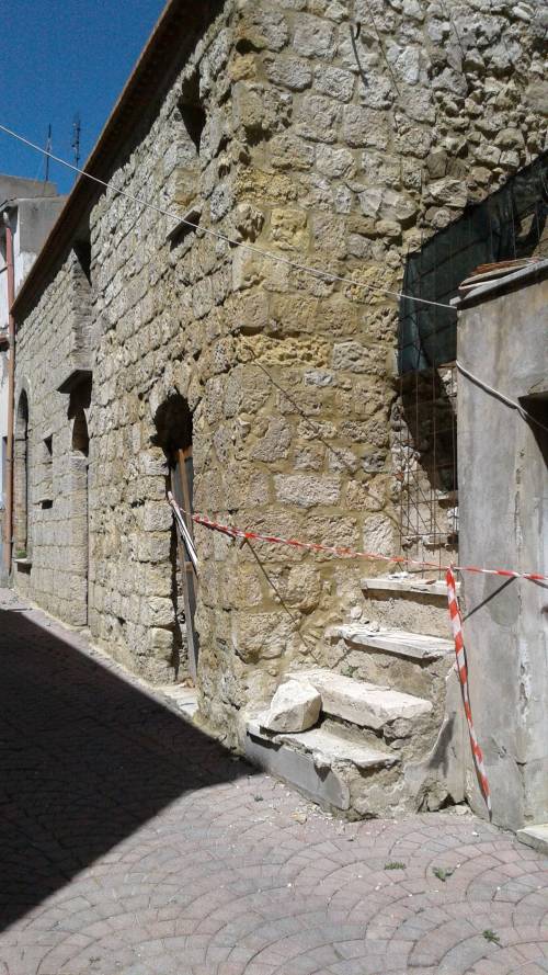 Quell'Italia che sta in piedi anche quando tutto crolla