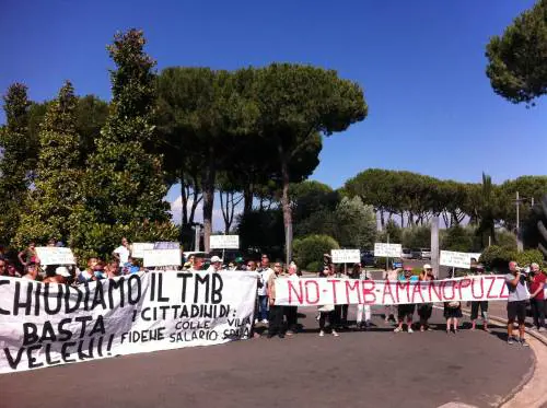 Romani ostaggio dei rifiuti. In 200mila barricati in casa