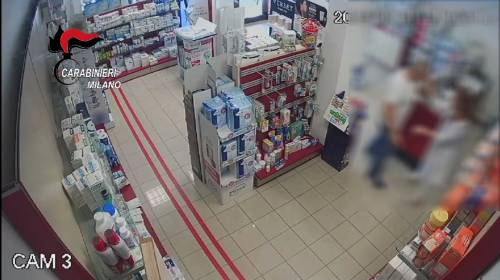 Rapinatore scappa ma si dimentica l'auto (accesa)