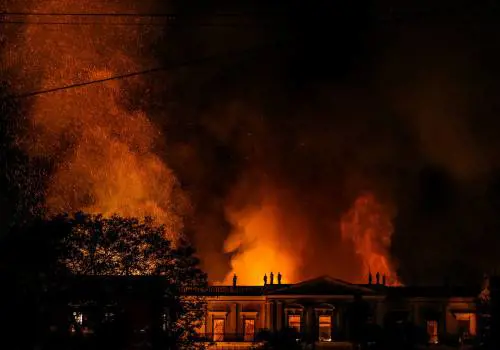 Rio de Janeiro, il museo nazionale devastato da un incendio