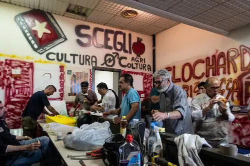 Botte agli agenti e occupazioni: antagonisti sfidano il Viminale