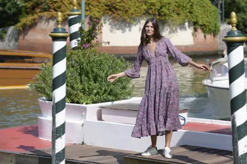 Bianca Balti in sneaker a Venezia