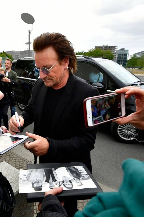 Bono rassicura i fan: "Torno a cantare"