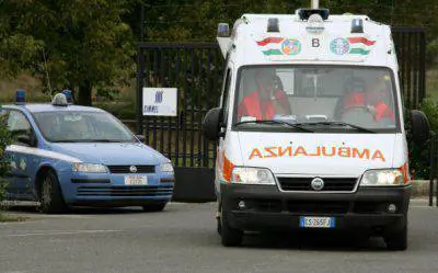 Accoltella la fidanzata durante un litigio