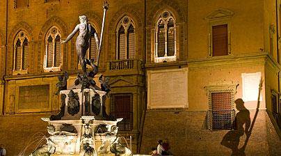 Bologna, bagno nudo in Fontana del Nettuno, multato turista spagnolo