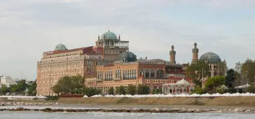 Festival di Venezia, "consumazione minima 200 euro" sulla terrazza dell’Excelsior