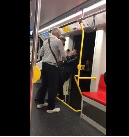 "Hai la musica troppo alta". E due uomini aggrediscono un 21enne di colore sulla metropolitana