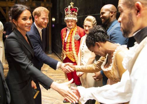 Meghan Markle e il Principe Harry romantici a teatro