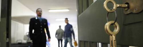 Cagliari, detenuto aggredisce polizia penitenziaria con delle lamette