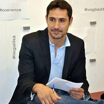 Soverato, il sindaco salva un uomo per strada da un immigrato ubriaco