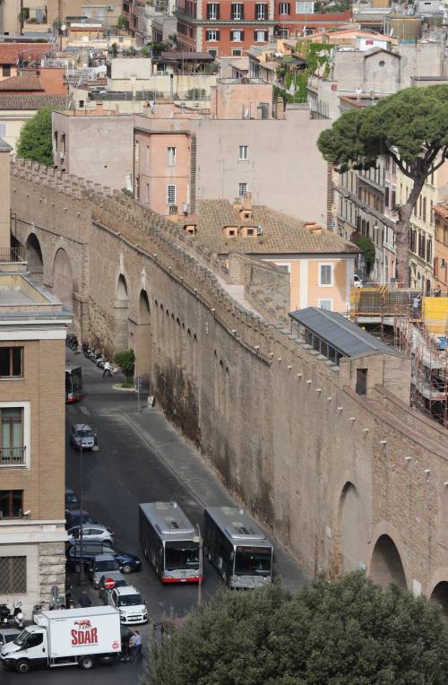Roma, cadono frammenti ​dalle mura del Passetto