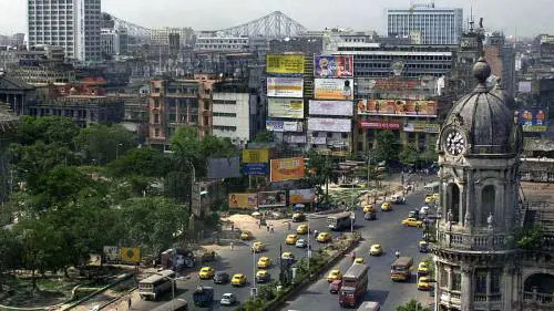 Crolla ponte a Calcutta, decine di morti e feriti