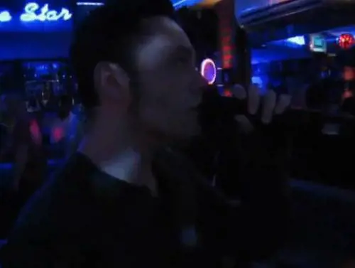Tiziano Ferro in incognito al karaoke