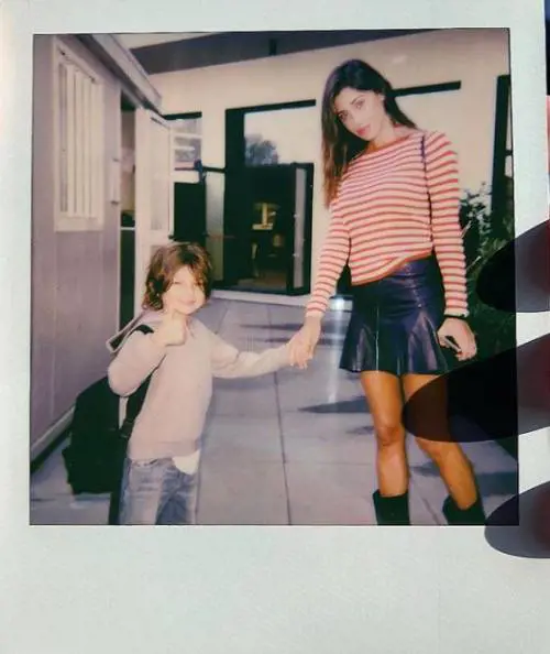 Belen e De Martino (di nuovo) insieme. Ma il look della showgirl scatena la rete