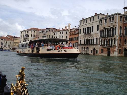 Venezia, si tuffa da vaporetto per evitare controlli: turista sanzionata