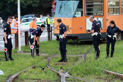 Tram travolge un senzatetto steso sui binari