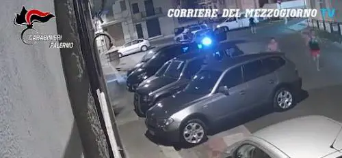 Palermo, migranti minorenni picchiati con mazze di ferro: "Vi ammazziamo, negri di m..."