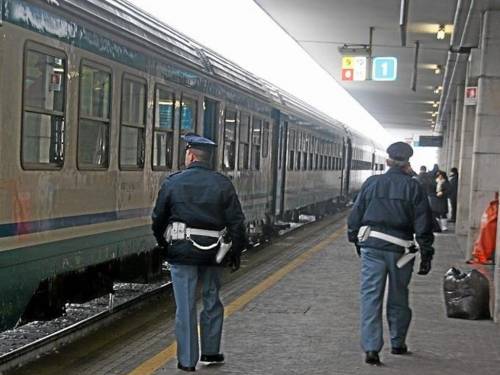 Varese, degrado in treno: ecuadoriano urina su sedili 