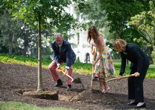 Melania Trump nell'orto con i tacchi: foto