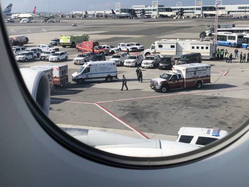 New York, febbre e tosse in volo: i passeggeri in quarantena