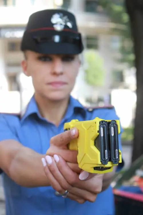 Il Consiglio comunale vieta il taser per i vigili. La Lega all’attacco