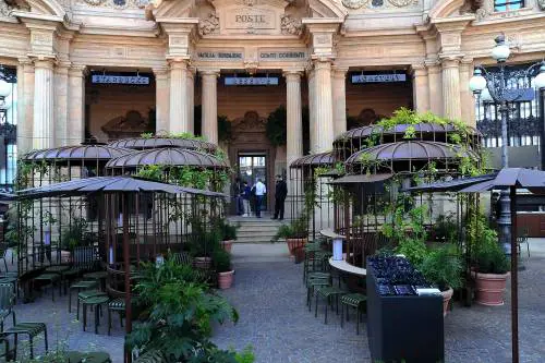 Apre Starbucks (e si fa in quattro): Piazza Cordusio blindata per la festa