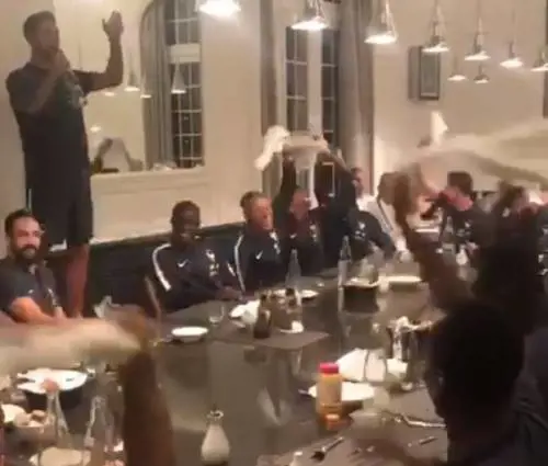 Francia, i calciatori della nazionale cantano in coro "Bella ciao"