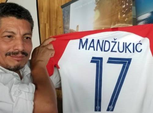 Mandzukic mantiene la promessa: regalo fatto al fotografo travolto al Mondiale