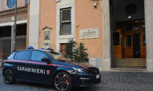 Roma, tenta il borseggio ma la vittima è un ufficiale donna dei carabinieri