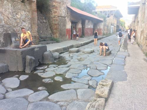 Così i turisti maltrattano gli Scavi di Pompei