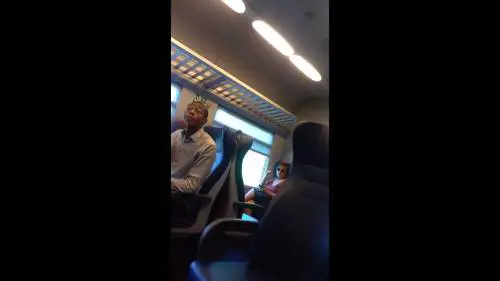 Congolese senza biglietto aggredisce passeggera:  "Se eri nel mio Paese, ti avevo già picchiato"