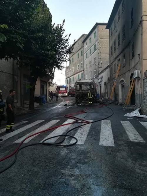 Roma, ora vanno a fuoco anche i bus regionali del Cotral