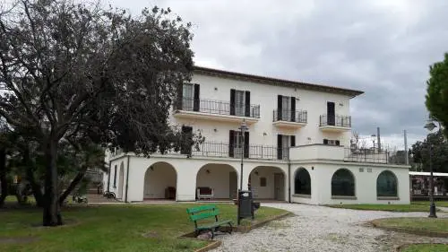 La sinistra vuole cambiare il nome a Villa Mussolini. Forza Italia: "Si riscrive la storia"
