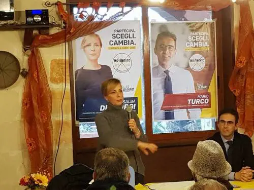 Taranto, deputata M5s va al presidio anti-Ilva e viene coperta di insulti