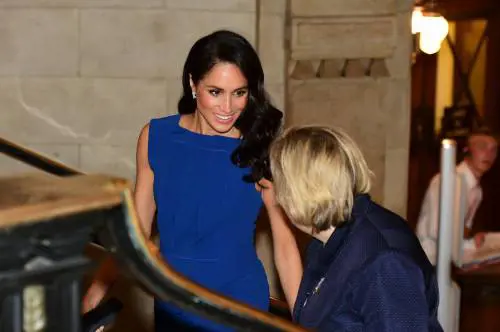 Meghan Markle in blu per beneficenza