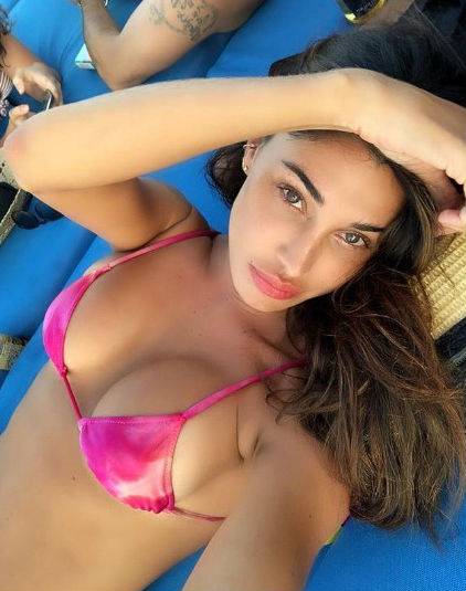 Belen fa festa per i suoi 34 anni. Da Iannone solo un like