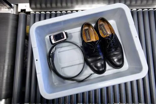 Più germi nelle vaschette di sicurezza dell'aeroporto che nei wc