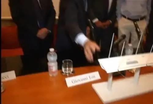 Ponte Morandi, che gaffe: l'ad di Autostrade rompe il plastico di Renzo Piano