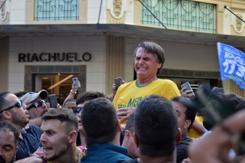 Brasile, figlio di Bolsonaro: "Faremo campagna al posto di papà"
