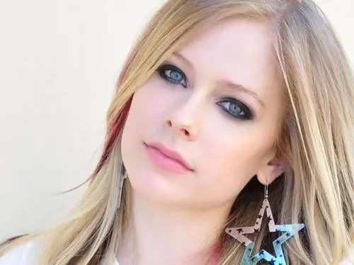 Il ritorno di Avril Lavigne dopo la malattia di Lyme: "Avevo accettato la morte"