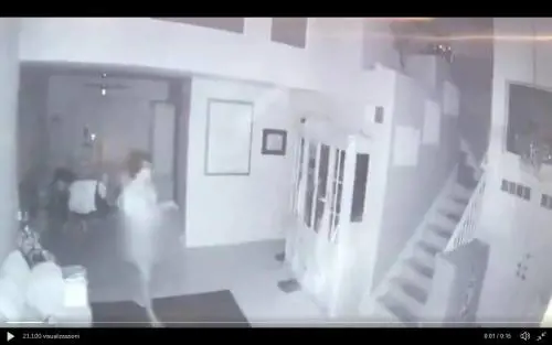 Maniaco entra (nudo) nella casa del 13enne