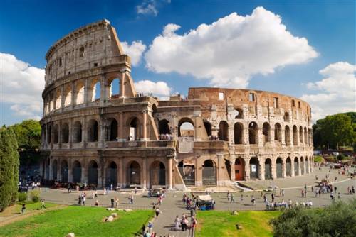 Roma, nuovo sfregio: turista incide nome su muro in parco Colosseo