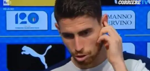 Tardelli-Jorginho, scintille. Il centrocampista dell'Italia risponde stizzito