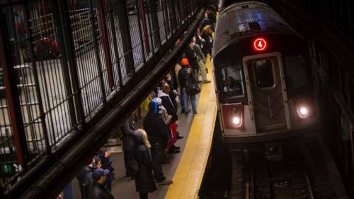 Spinge 91enne sui binari della metro: "Ero strafatto di crack"