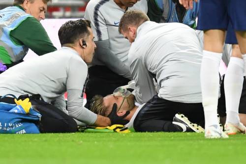 Paura a Wembley: Shaw resta privo di sensi dopo uno scontro di gioco