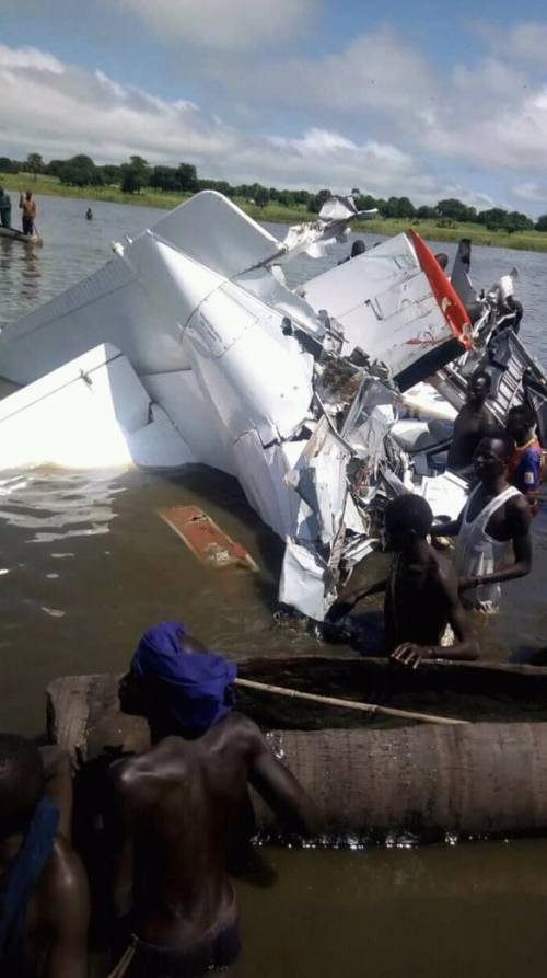 Sud Sudan, aereo precipita nel lago: 17 morti. A bordo un italiano