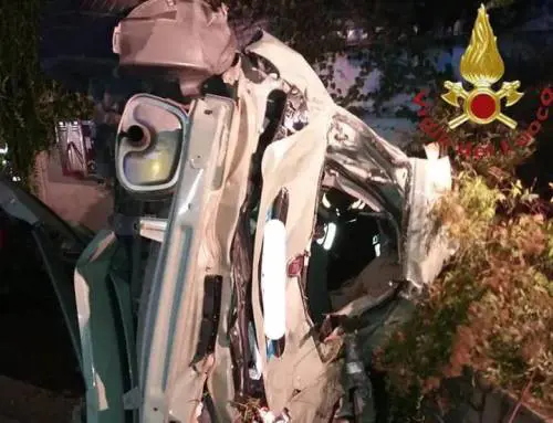 Auto si ribalta, tre ventenni muoiono sul colpo